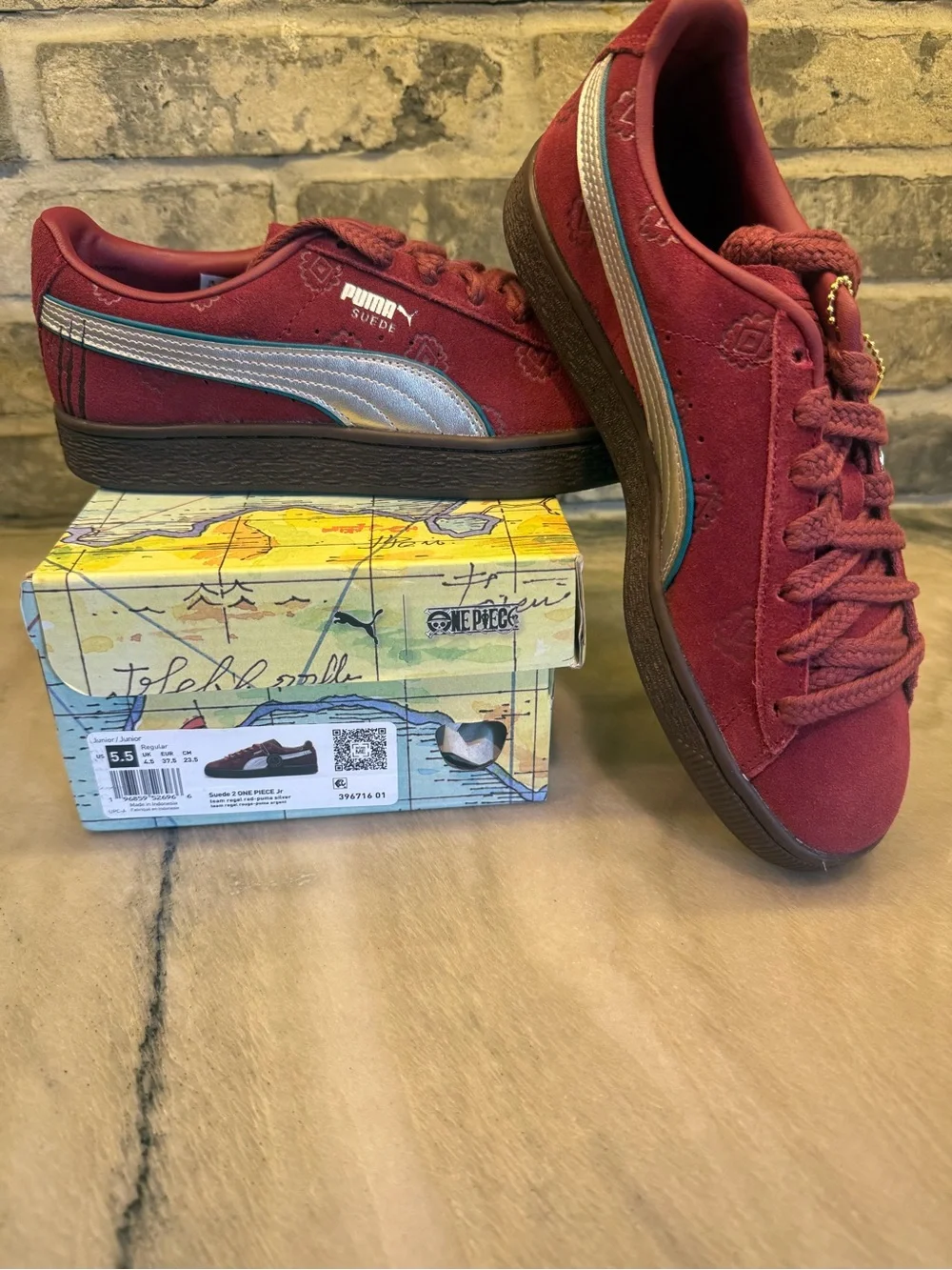 Puma Suede Juniors Burgundy Sneaker with Silver Formstripe size 5.5 Junior